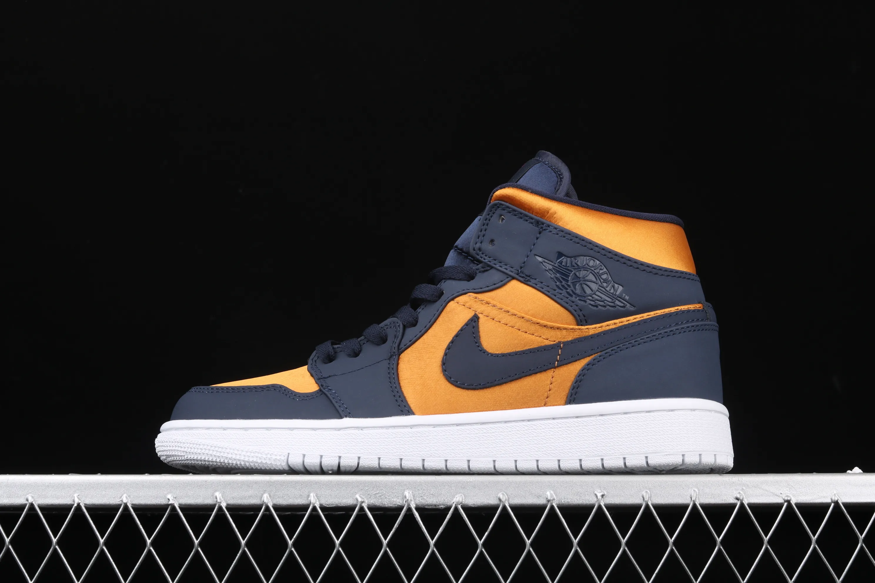 All categories Air Jordan Jordan series basketball shoes Air Jordan 1 Mid Air Jordan 1 Mid AJ1 Joe 1 blue gold silk basketball shoes 852542-401